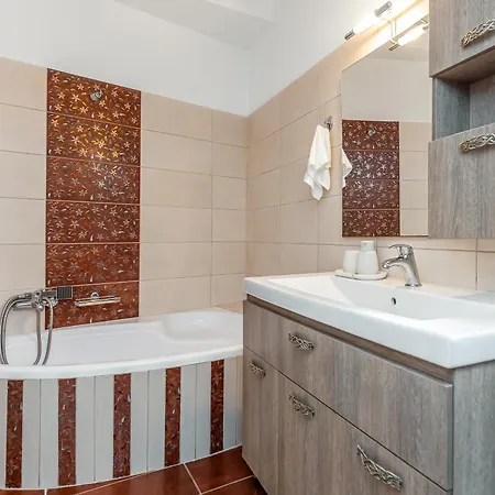 Lola's House Liapades